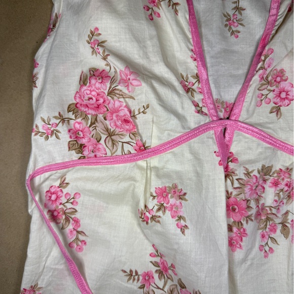 Rave Floral V-Neck Top | Tie Back Flutter Sleeve | Size M - Picture 3 of 4